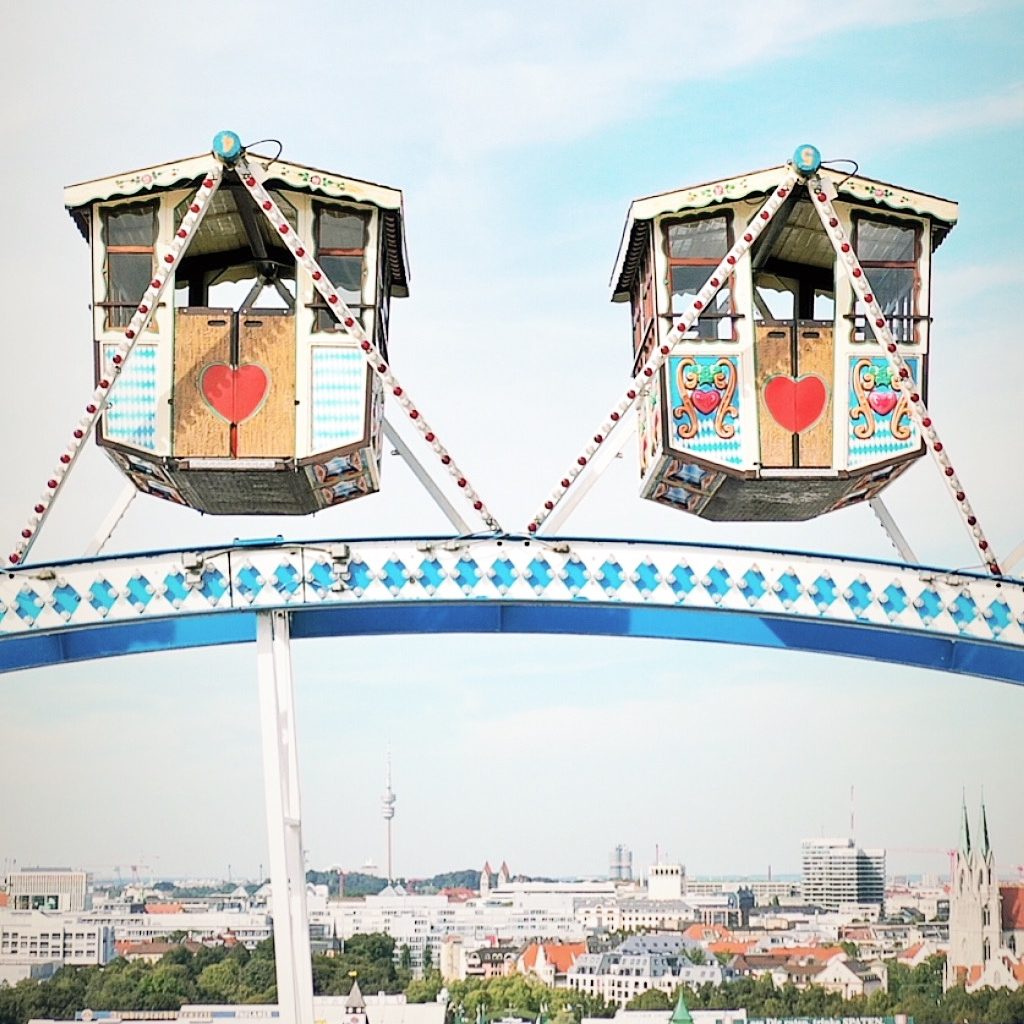 Gondeln des Riesenrads auf der Wiesn