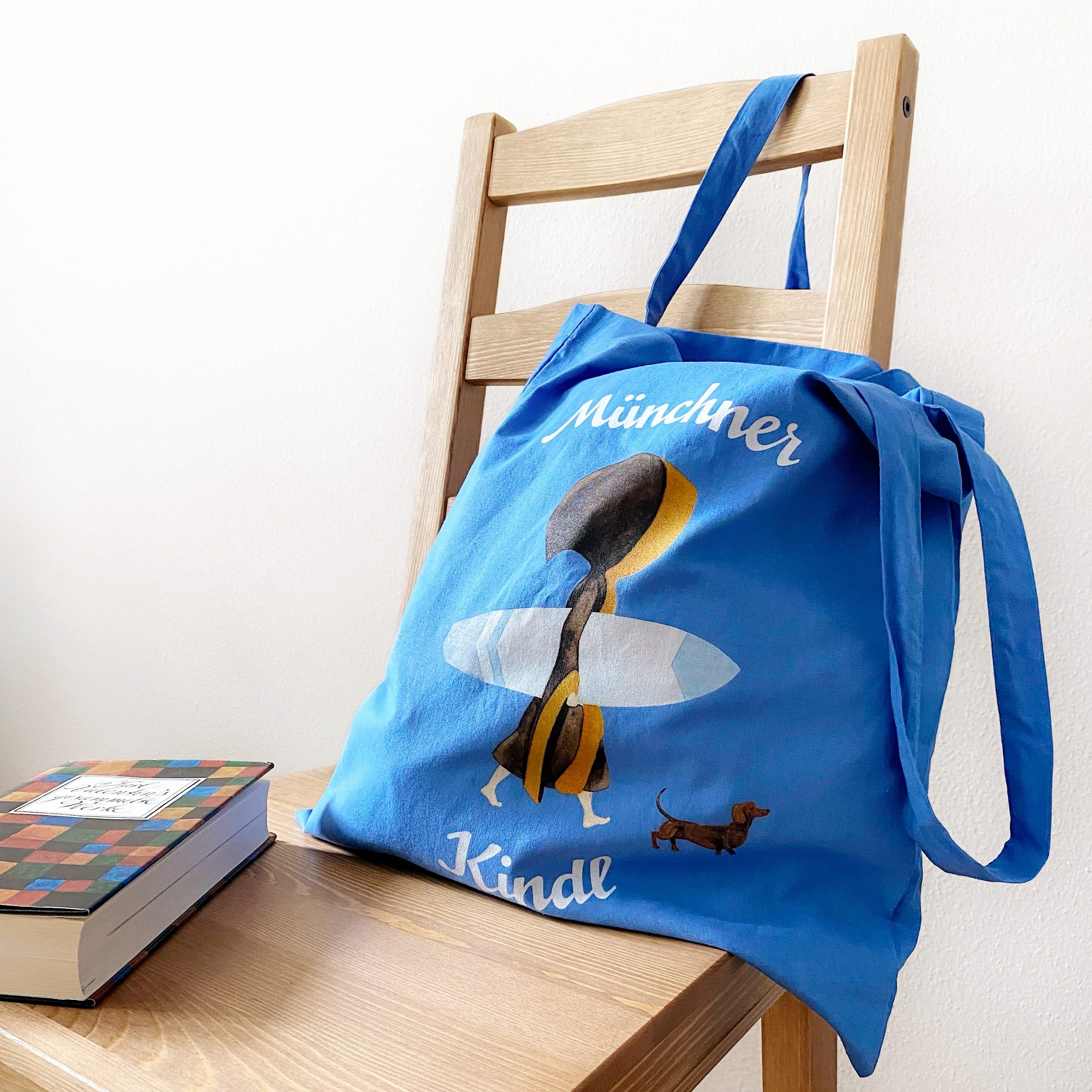 Blaue Münchner Kindl Stofftasche mit Eisbach Surfer